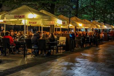 Życie wraca na krakowski Rynek. Ogródki szybko się zapełniły...