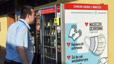 Zamiast batoników - maseczki, tak się zarabia na koronawirusie