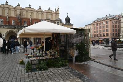 Po burzliwej dyskusji na Rynku stanęło nowe stoisko dla kwiaciarek