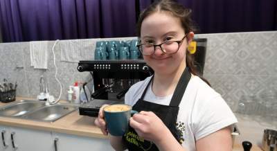 W tej kawiarni nikt nie założył dziś skarpetek „do pary”. To nie przypadek