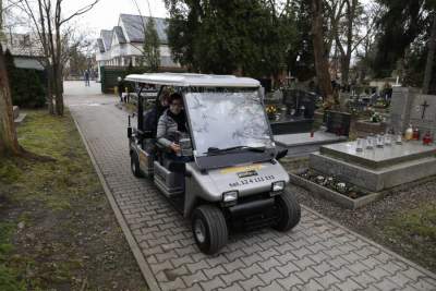 Meleksami po cmentarzu. Pomogą dotrzeć na groby bliskich