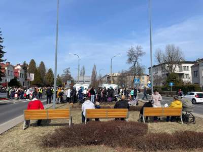 Ławki dla uchodźców. Dla czekających w długich kolejkach do konsulatu