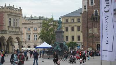 To nie jest fotomontaż. Po drugiej stronie Rynku bliźniaczy pomnik Mickiewicza