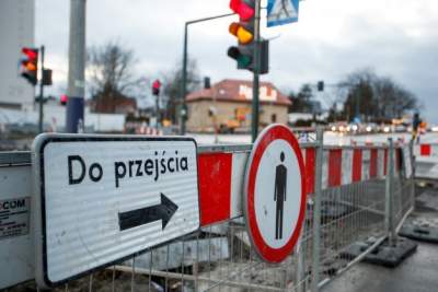 Zamkmięty fragment ulicy Podgórki w Podgórzu Duchackim, trwa remont