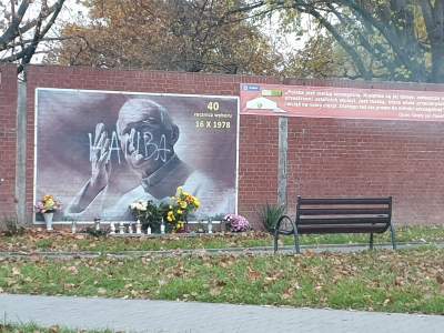 Zdewastowany baner z Janem Pawłem II. Efekt oskarżeń o tuszowanie skandali?