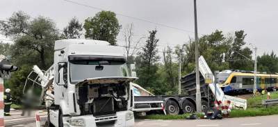 Groźny wypadek pod Miechowem. Pociąg staranował TIR-a (film)