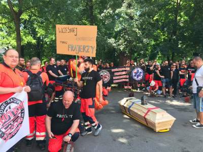 "Wcześniej bohaterzy, teraz frajerzy". Protestują przeciwko obniżce wynagrodzeń