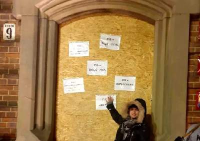 Sąd ukarał ją za kartkę "PiS = drożyzna". Na wniosek burmistrza z PiS