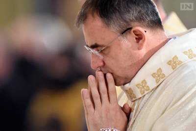 Atak nożownika na kierowcę krakowskiego biskupa. Trwa policyjny pościg