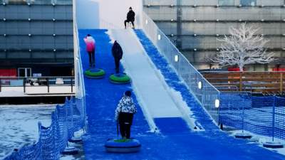 Sztuczny stok przed Galerią Krakowską. Mały, ale jazda na pontonach za darmo