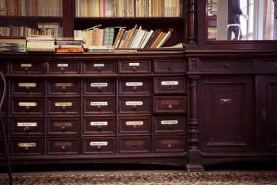 Jeden z najpiękniejszych anykwariatów w Krakowie, w dawnej aptece - zdjęcie 3