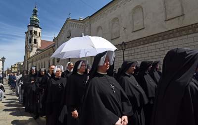 Setki osób na procesji Bożego Ciała. Już bez maseczek - zdjęcie 37