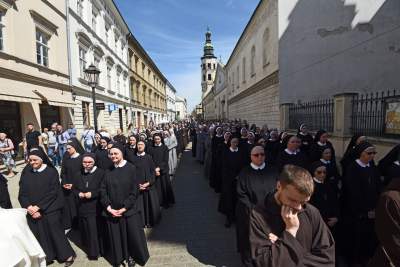 Setki osób na procesji Bożego Ciała. Już bez maseczek - zdjęcie 38