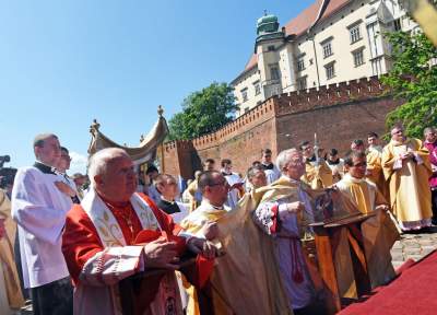 Setki osób na procesji Bożego Ciała. Już bez maseczek - zdjęcie 30