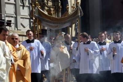 Setki osób na procesji Bożego Ciała. Już bez maseczek - zdjęcie 21