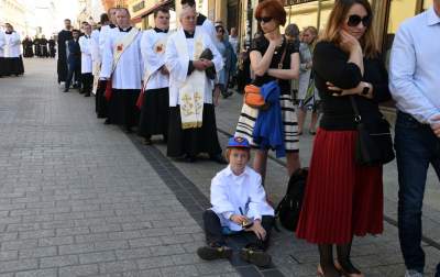 Setki osób na procesji Bożego Ciała. Już bez maseczek - zdjęcie 36