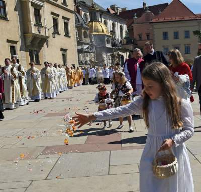 Setki osób na procesji Bożego Ciała. Już bez maseczek - zdjęcie 23