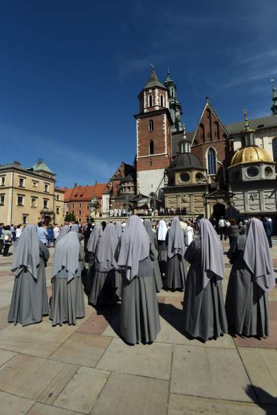 Setki osób na procesji Bożego Ciała. Już bez maseczek - zdjęcie 6