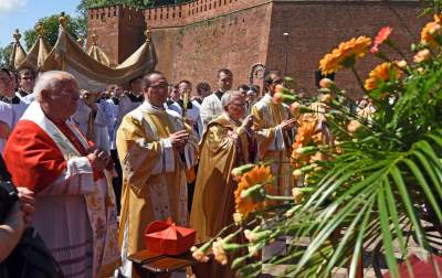 Setki osób na procesji Bożego Ciała. Już bez maseczek - zdjęcie 35