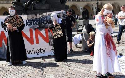 Antykościelny protest w Boże Ciało. Policja w obronie pikietujących - zdjęcie 29