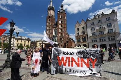 Antykościelny protest w Boże Ciało. Policja w obronie pikietujących - zdjęcie 5