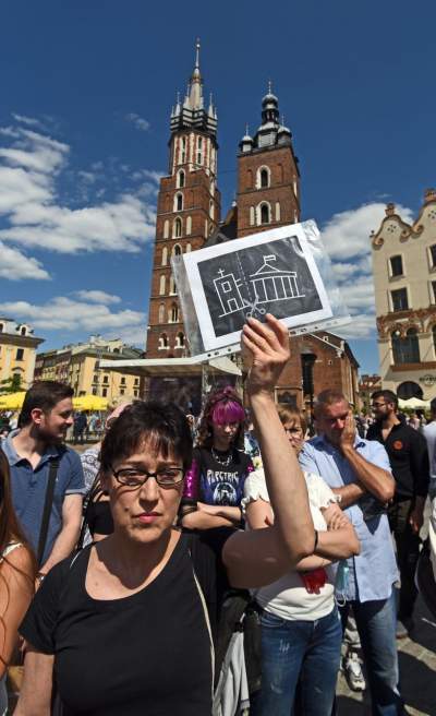 Antykościelny protest w Boże Ciało. Policja w obronie pikietujących - zdjęcie 18