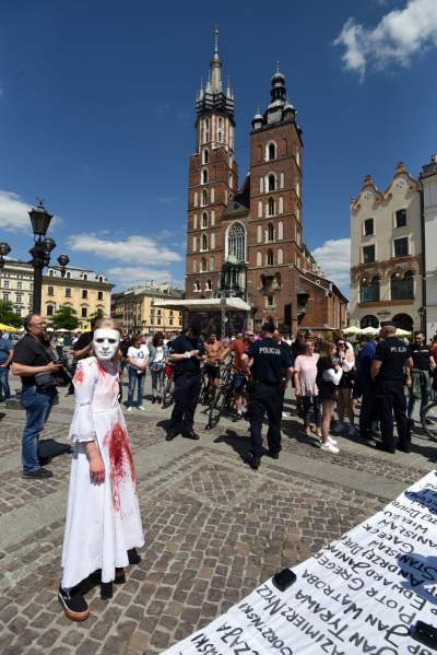 Antykościelny protest w Boże Ciało. Policja w obronie pikietujących - zdjęcie 12