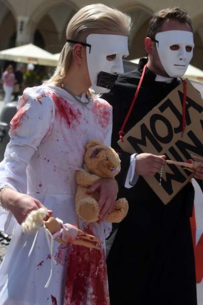 Antykościelny protest w Boże Ciało. Policja w obronie pikietujących - zdjęcie 40
