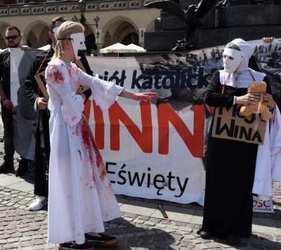 Antykościelny protest w Boże Ciało. Policja w obronie pikietujących - zdjęcie 41