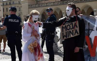 Antykościelny protest w Boże Ciało. Policja w obronie pikietujących - zdjęcie 33