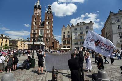 Antykościelny protest w Boże Ciało. Policja w obronie pikietujących - zdjęcie 2