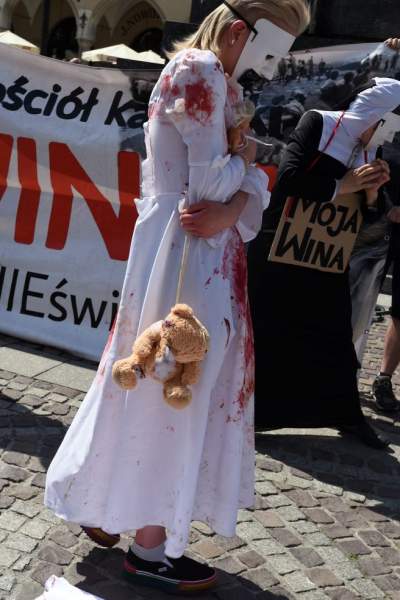 Antykościelny protest w Boże Ciało. Policja w obronie pikietujących - zdjęcie 35