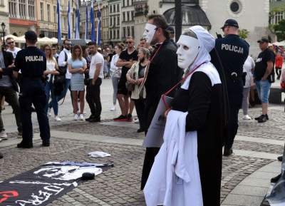 Antykościelny protest w Boże Ciało. Policja w obronie pikietujących - zdjęcie 44