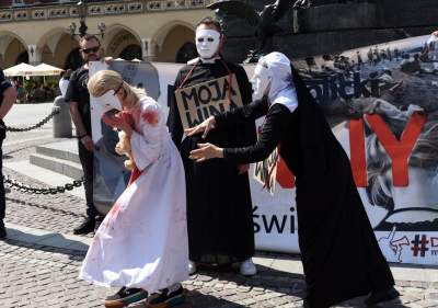 Antykościelny protest w Boże Ciało. Policja w obronie pikietujących - zdjęcie 28