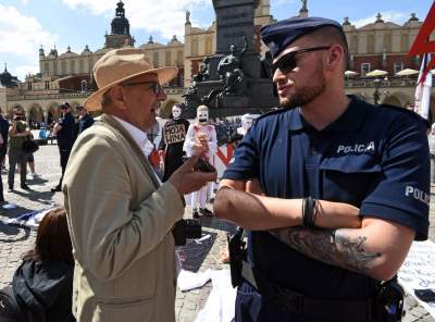 Antykościelny protest w Boże Ciało. Policja w obronie pikietujących - zdjęcie 31