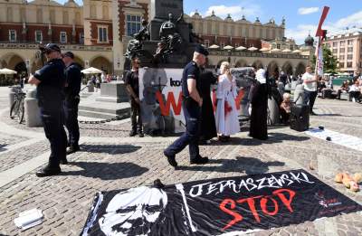 Antykościelny protest w Boże Ciało. Policja w obronie pikietujących - zdjęcie 26