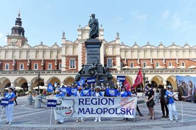 Protest pielęgniarek na Rynku Głównym - zdjęcie 16