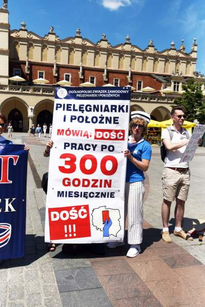 Protest pielęgniarek na Rynku Głównym - zdjęcie 13