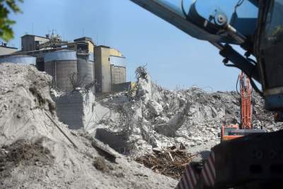 Niewiele już zostało z Cementowni Nowa Huta. Fot. Marek Lasyk - zdjęcie 7