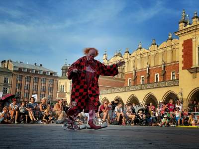 Ogień na Rynku, teatry uliczne opanowały Kraków - zdjęcie 23