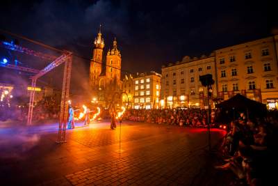 Ogień na Rynku, teatry uliczne opanowały Kraków - zdjęcie 5