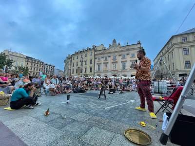 Ogień na Rynku, teatry uliczne opanowały Kraków - zdjęcie 16
