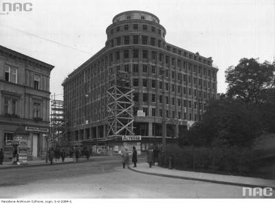 budynek LOT-u w budowie