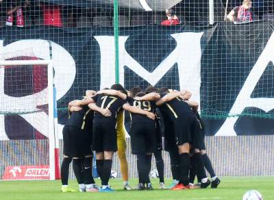 Na stadion Wisły wrócili kibice i... race - zdjęcie 7