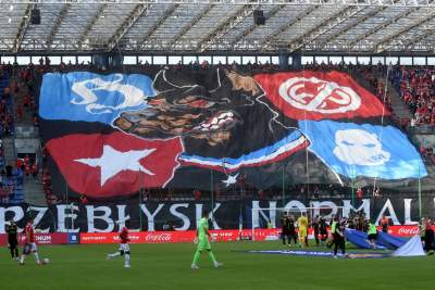 Na stadion Wisły wrócili kibice i... race - zdjęcie 1