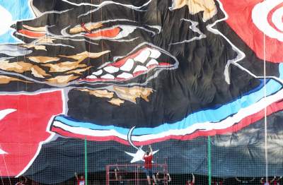 Na stadion Wisły wrócili kibice i... race - zdjęcie 6