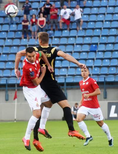 Na stadion Wisły wrócili kibice i... race - zdjęcie 8