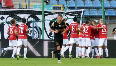 Na stadion Wisły wrócili kibice i... race - zdjęcie 18