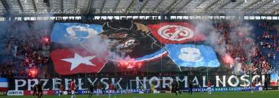 Na stadion Wisły wrócili kibice i... race - zdjęcie 9