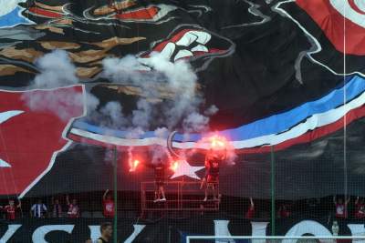 Na stadion Wisły wrócili kibice i... race - zdjęcie 10